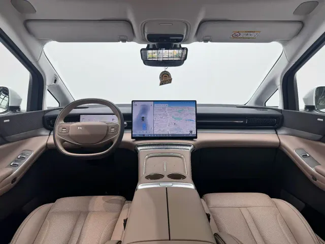 Xpeng X9 — Фото автомобиля 6
