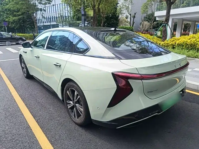 Hongqi EH7 — Фото автомобиля 4