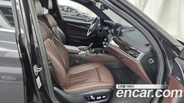 BMW 5 Series G30 — Фото автомобиля 16
