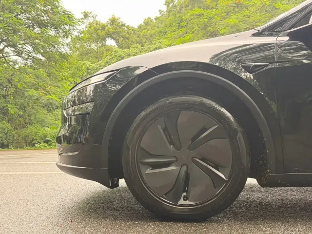 Tesla Model Y — Фото автомобиля 17