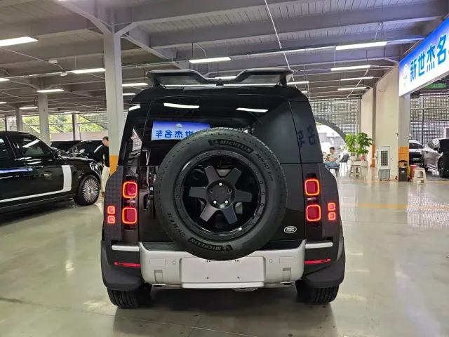 Land Rover Land Rover Defender 2023 Model 110 3.0T P400 Dark Special Edition — Фото автомобиля 15