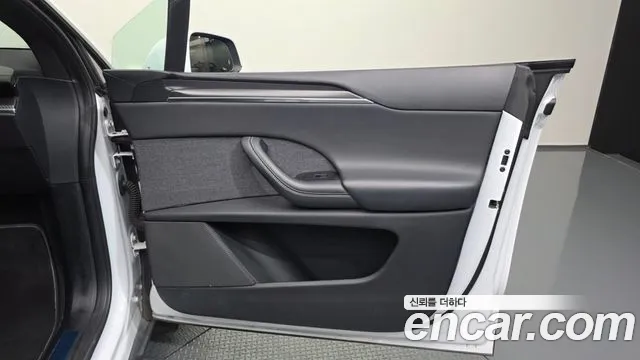Tesla Model X — Фото автомобиля 25