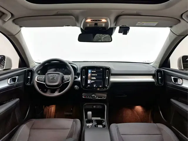Volvo XC40 — Фото автомобиля 8