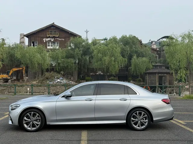 Mercedes-Benz E-Class — Фото автомобиля 4