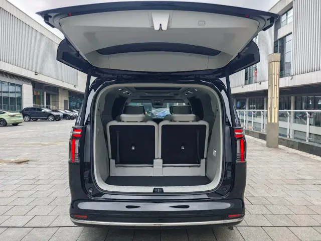 Volvo EM90 — Фото автомобиля 13