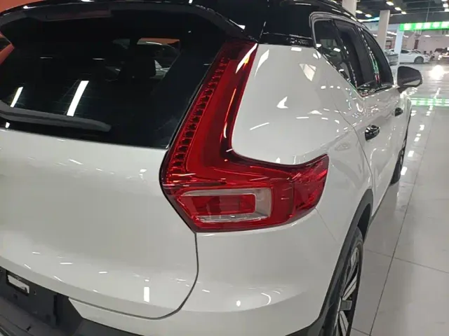 Volvo XC40 — Фото автомобиля 7
