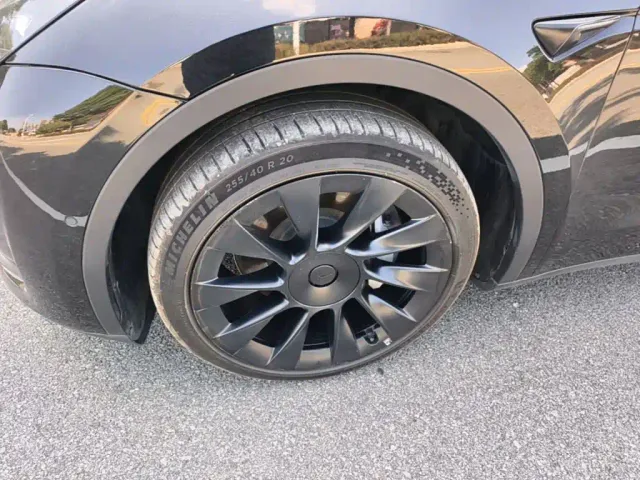Tesla Model Y — Фото автомобиля 22