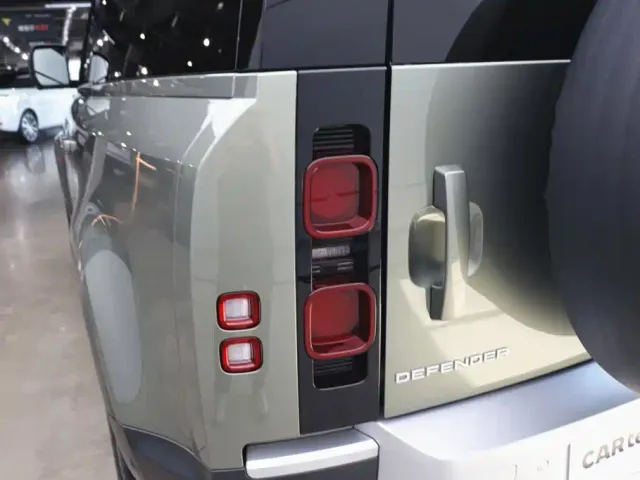 Land Rover Defender — Фото автомобиля 29