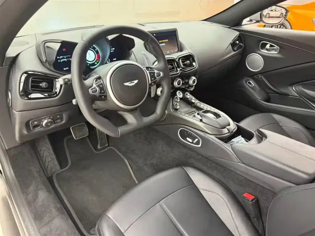 Aston Martin V8 Vantage — Фото автомобиля 4