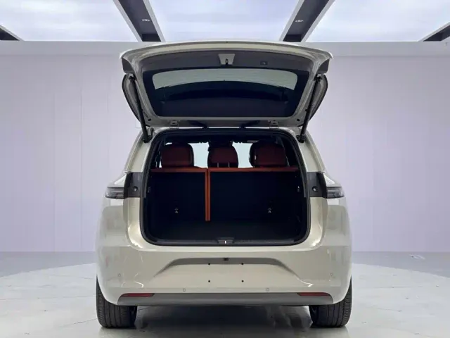 Li Auto L6 — Фото автомобиля 9