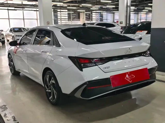 Hyundai Elantra — Фото автомобиля 18