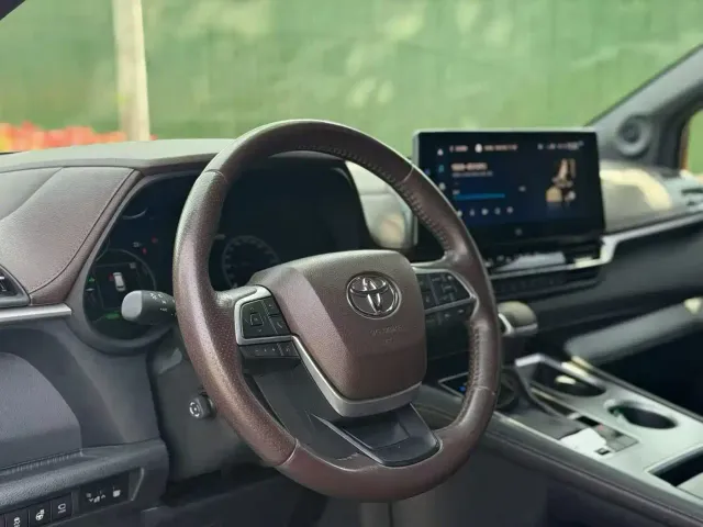 Toyota Sienna — Фото автомобиля 6