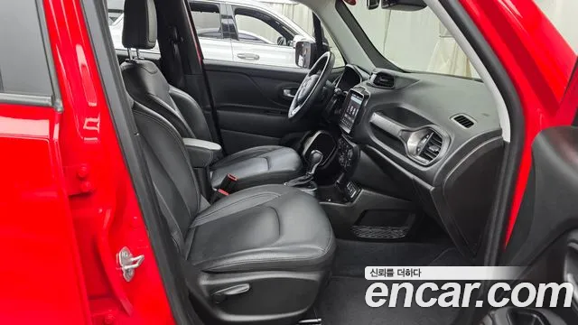 Jeep Renegade — Фото автомобиля 16