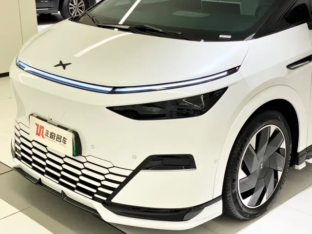 Xpeng X9 — Фото автомобиля 7