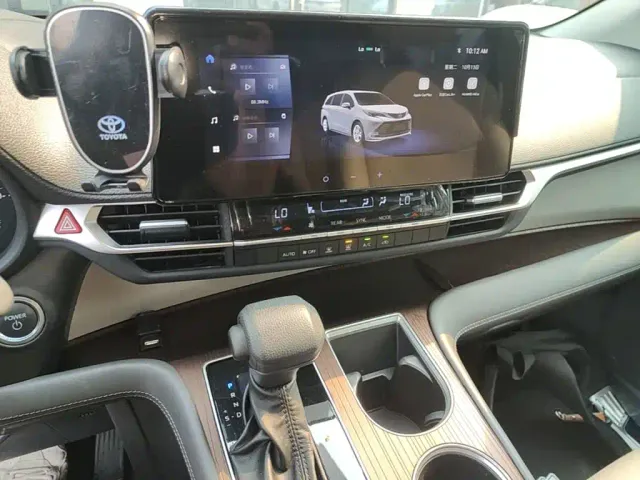 Toyota Sienna — Фото автомобиля 12