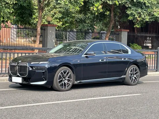 Фотография автомобиля — BMW 7 Series