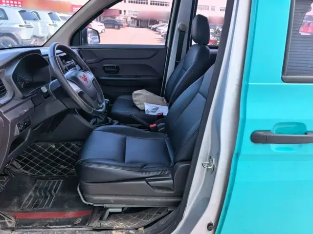 Wuling Hongguang V — Фото автомобиля 14