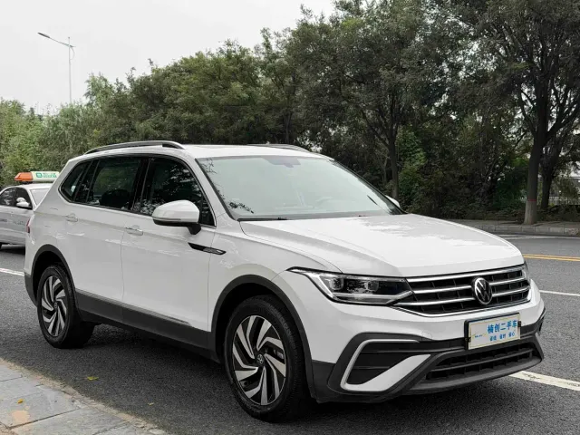 Volkswagen Tiguan L — Фото автомобиля 4