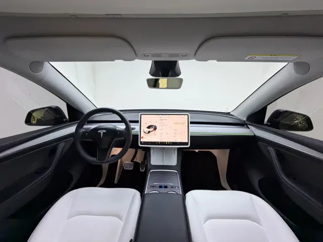 Tesla Model Y — Фото автомобиля 13