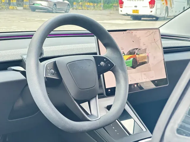Tesla Model 3 — Фото автомобиля 10