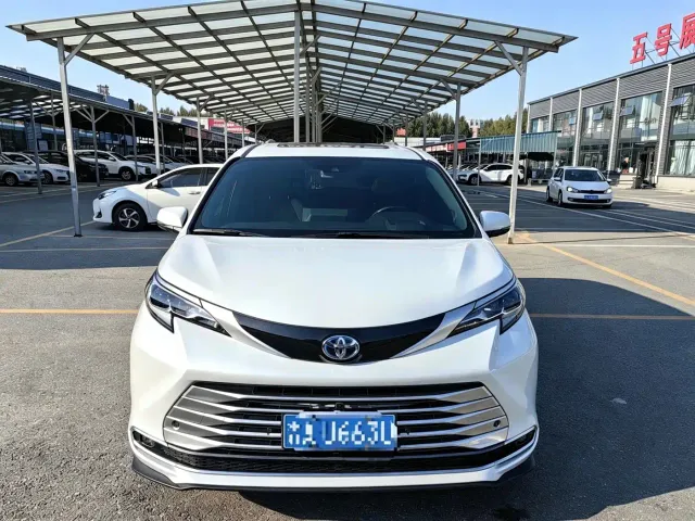 Toyota Sienna — Фото автомобиля 2