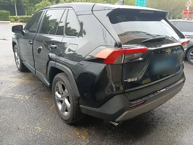 Toyota RAV4 — Фото автомобиля 4