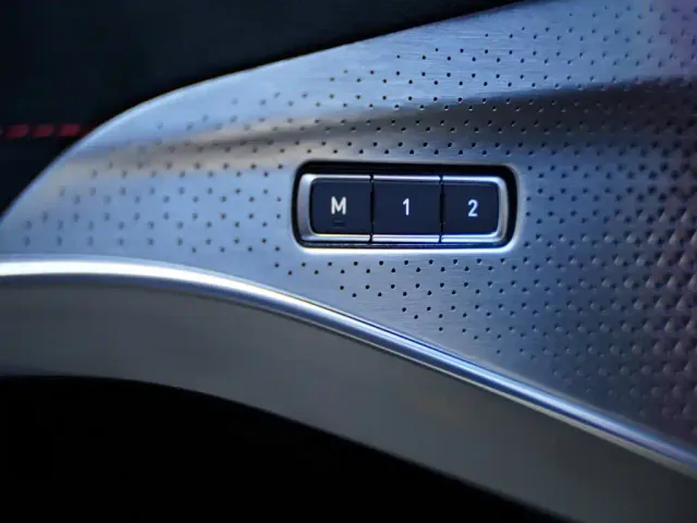 Lotus Emira — Фото автомобиля 18