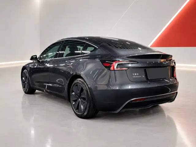 Tesla Model 3 — Фото автомобиля 4
