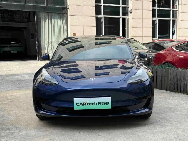 Tesla Model 3 — Фото автомобиля 2