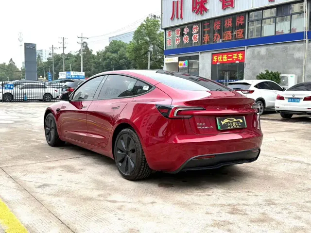 Tesla Model 3 — Фото автомобиля 9