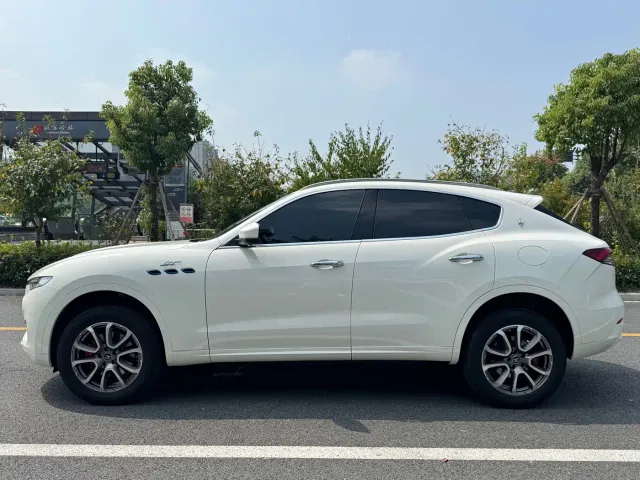 Maserati Levante — Фото автомобиля 13