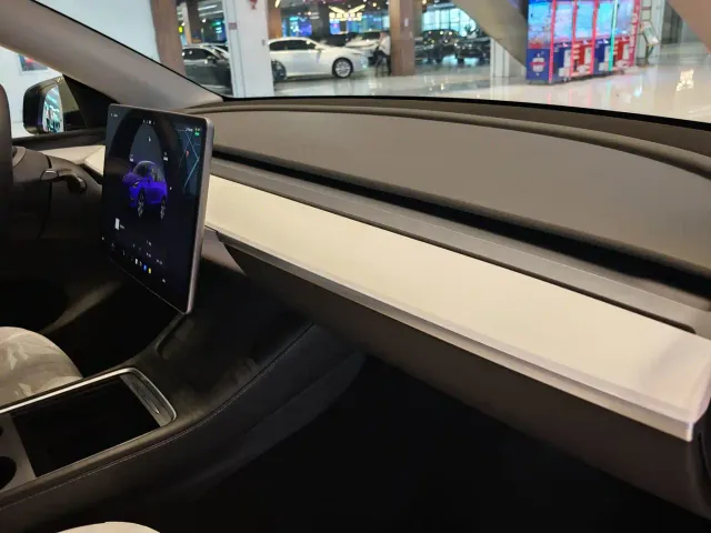 Tesla Model Y — Фото автомобиля 14