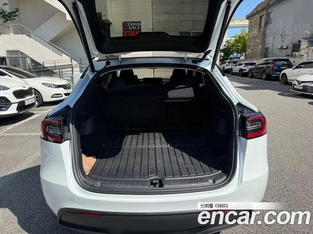 Tesla Model Y — Фото автомобиля 15