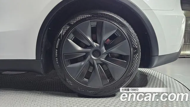 Tesla Model Y — Фото автомобиля 21