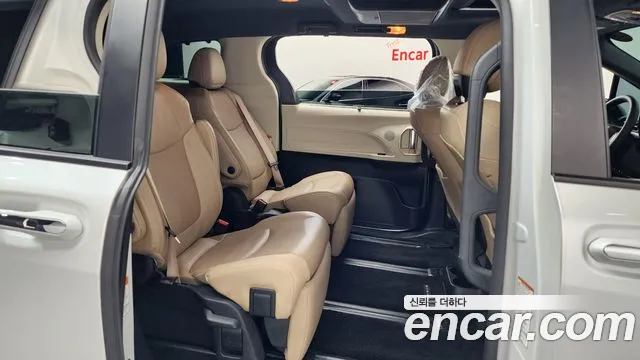 Toyota Sienna — Фото автомобиля 9