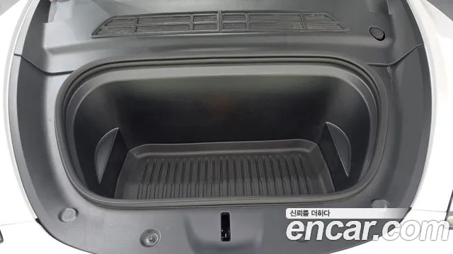 Tesla Model Y — Фото автомобиля 9