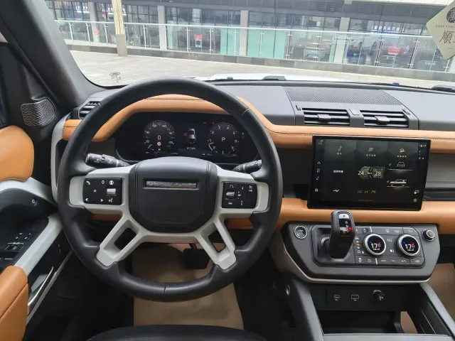 Land Rover Defender — Фото автомобиля 14