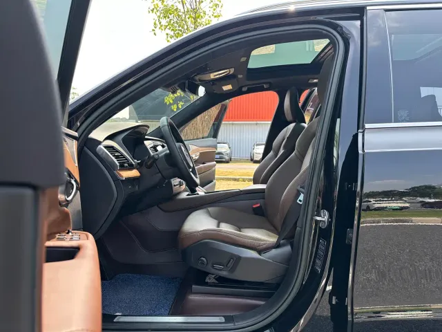 Volvo XC90 — Фото автомобиля 5