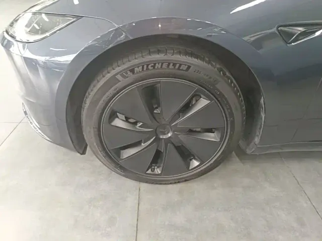 Tesla Model 3 — Фото автомобиля 22