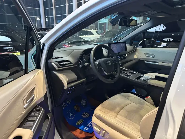 Toyota Sienna — Фото автомобиля 7