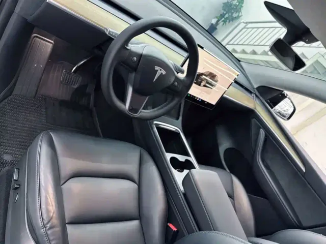 Tesla Model Y — Фото автомобиля 13