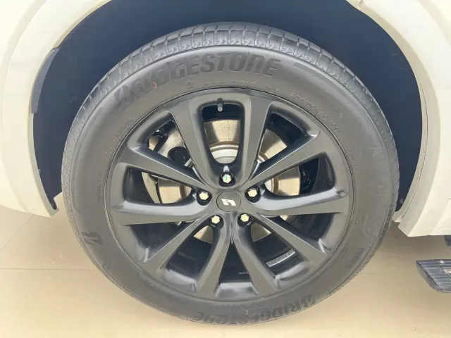 Li Auto ONE — Фото автомобиля 8