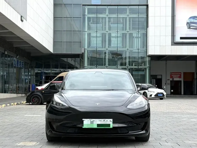 Tesla Model 3 — Фото автомобиля 2