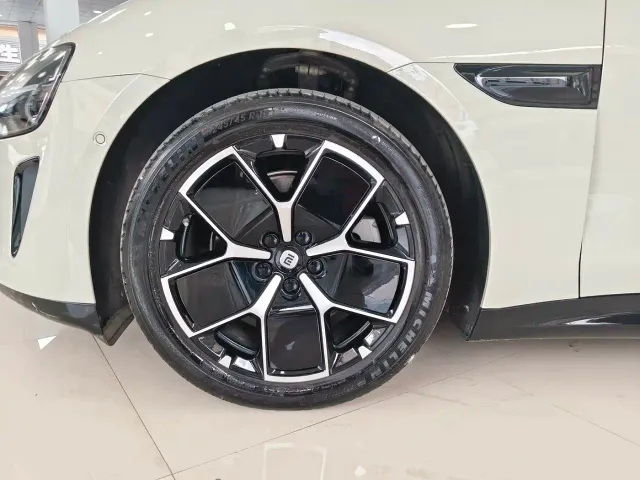 Xiaomi SU7 — Фото автомобиля 22