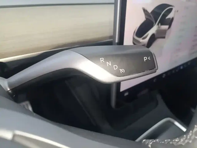 Tesla Model Y — Фото автомобиля 13