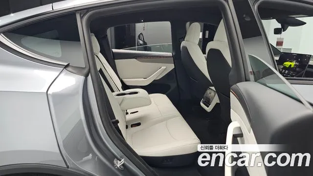 Tesla Model Y — Фото автомобиля 17