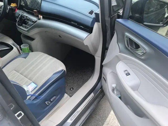 Roewe iMAX8 — Фото автомобиля 17