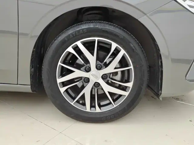 Geely Emgrand — Фото автомобиля 6