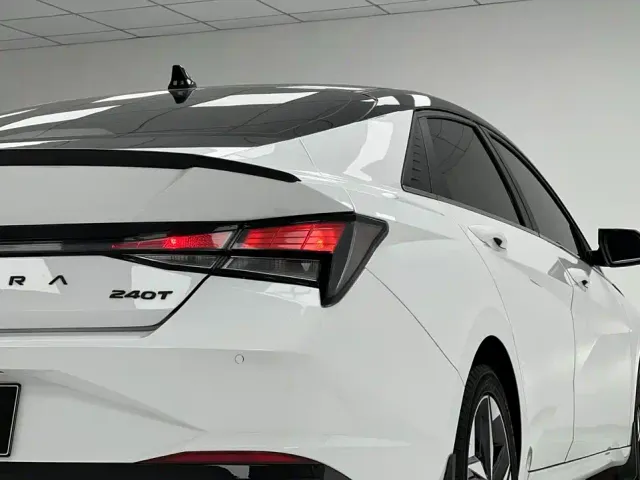 Hyundai Elantra — Фото автомобиля 14