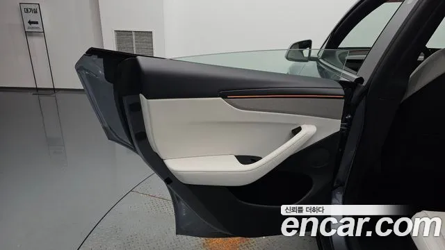 Tesla Model Y — Фото автомобиля 14